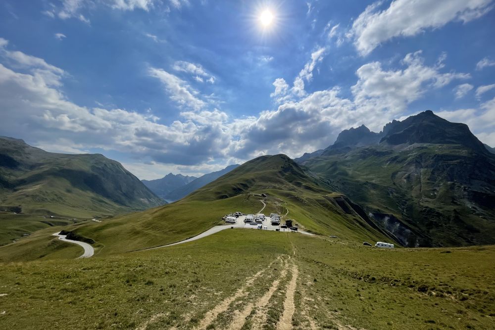 Wohnmobil-Stellplatz an einem Alpenpass