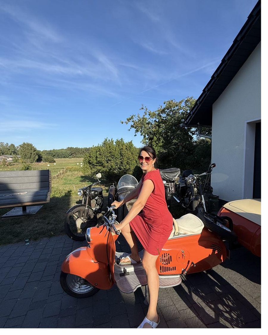 Livia auf dem Berliner Roller, Motorraeder im Hintergrund