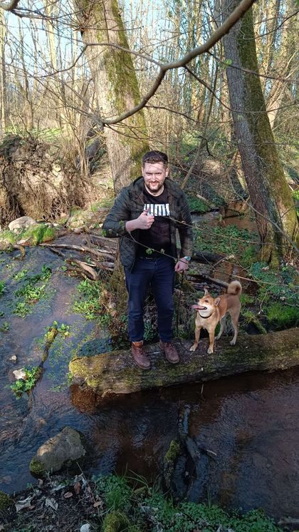 Maksim unterwegs mit seinem Hund